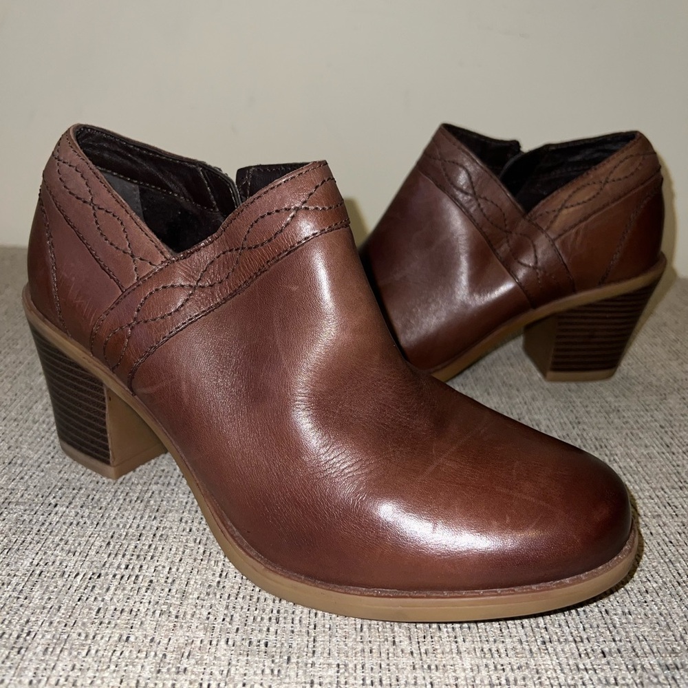 NWOB Brown Leather EARTH Ankle Boot Size 9 Cushioned insole Non Slip Sole